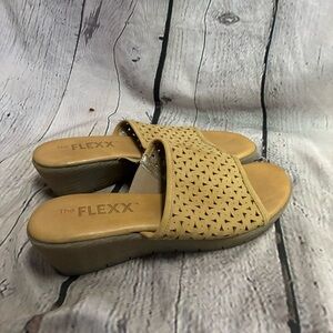 THE FLEXX Women’s Beige Tan Nubuck Leather Slide On Wedge‎ Sandals Shoes EUC 8.5